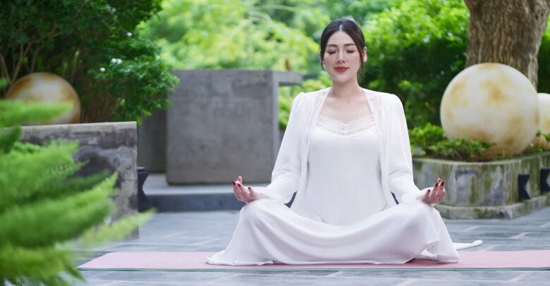 Sân vườn kết hợp các loại cây cảnh, hoa lá tạo góc vườn nên thơ. Ảnh: FBNV