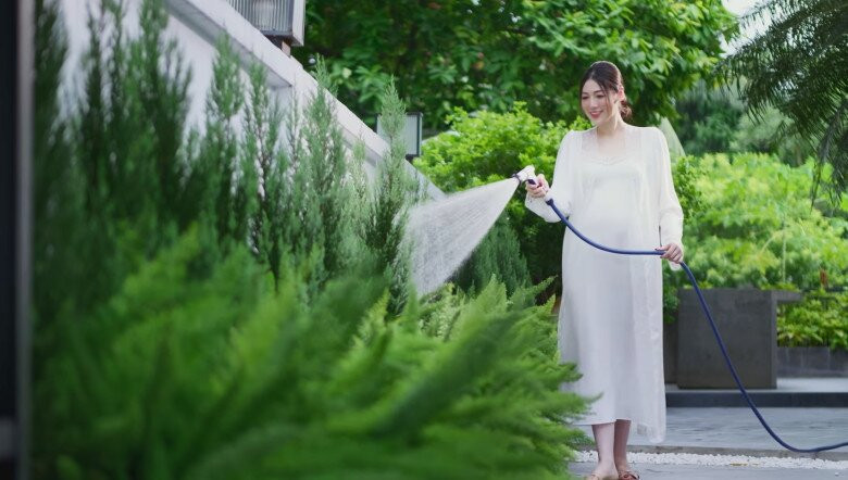 Khu vườn xanh mát là nơi Á hậu dành nhiều thời gian chăm sóc và tận hưởng sự bình yên. Ảnh: FBNV