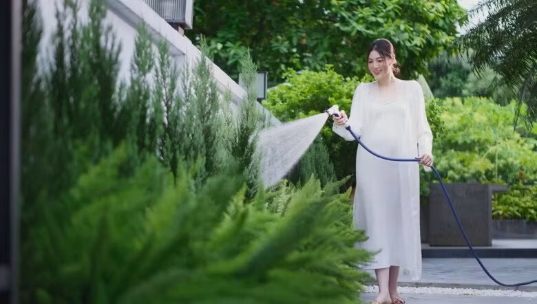 Khu vườn xanh mát là nơi Á hậu dành nhiều thời gian chăm sóc và tận hưởng sự bình yên. Ảnh: FBNV