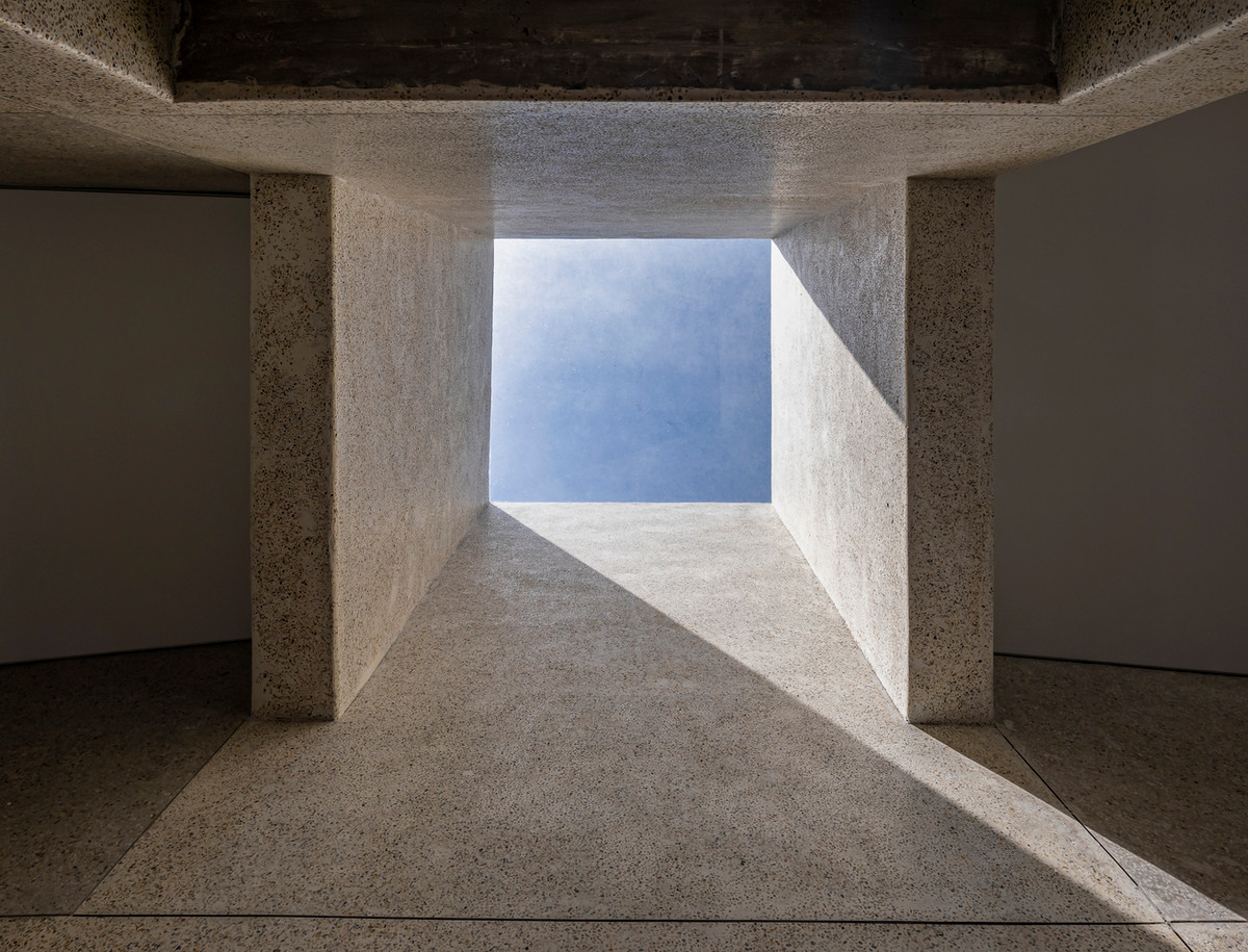 Kiến trúc được lấy cảm hứng từ truyền thống, với mái ngói và sàn đá mài toát lên vẻ sang trọng vượt thời gian.