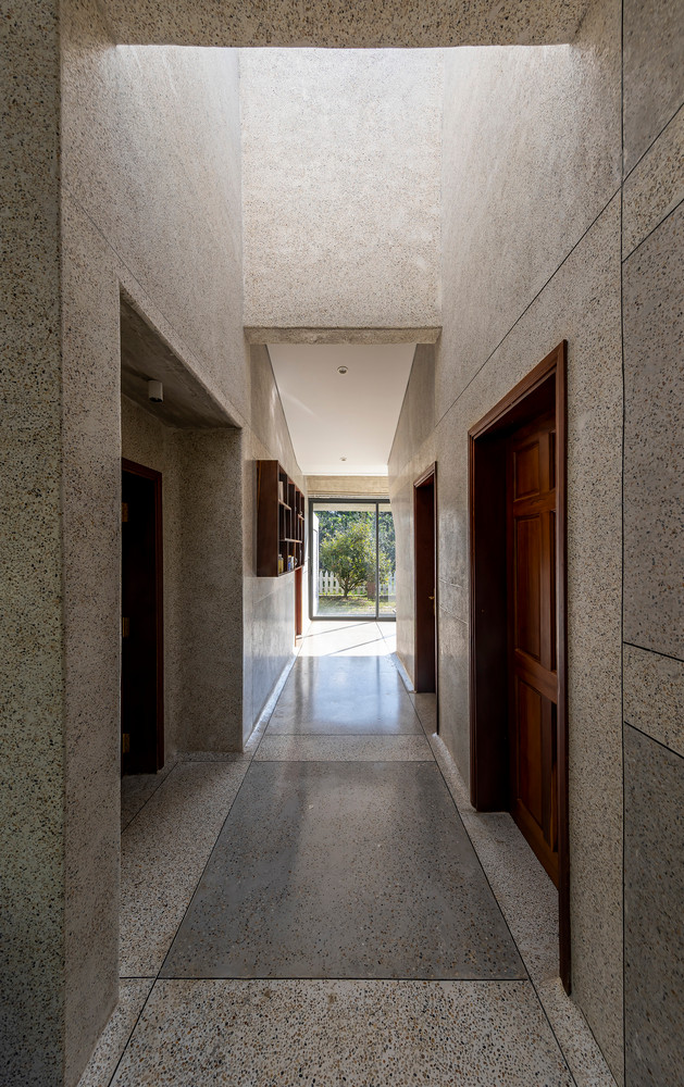 Gia chủ muốn thư giãn với một cuốn sách giữa những bông hoa nở hay tản bộ dọc theo những con đường quanh co, căn biệt thự nghỉ dưỡng đều có tất cả.