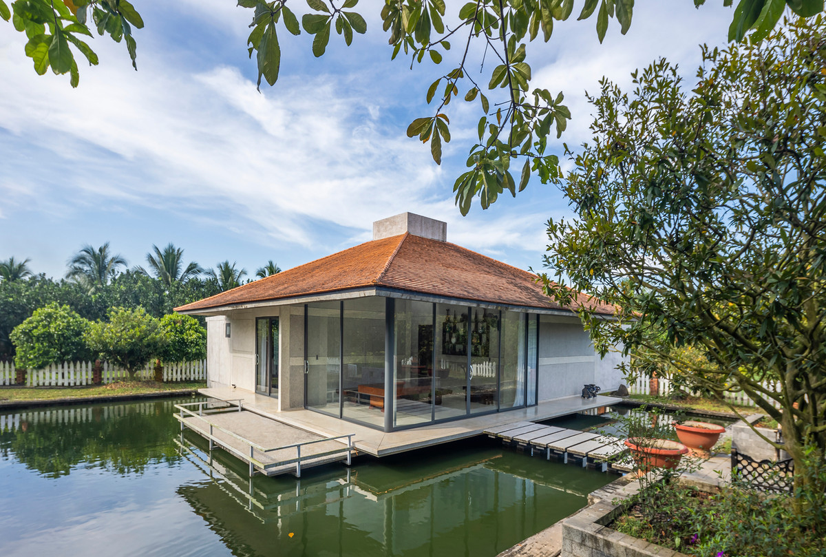 Một trong những điểm độc đáo của căn biệt thự là không gian được đặt lơ lững trên mặt nước, vừa làm tăng thêm vẻ đẹp của môi trường xung quanh vừa giúp cân bằng vi khí hậu.