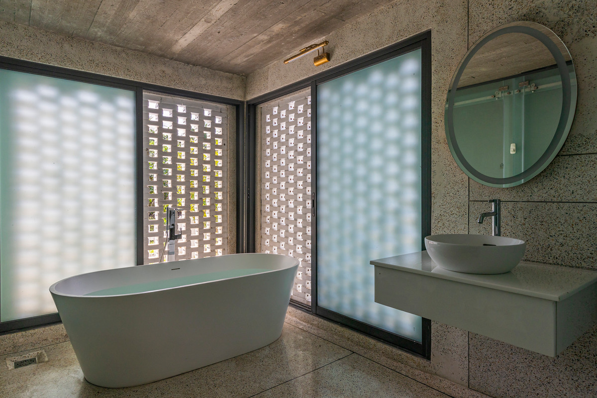 Từng chi tiết đều được chế tác cẩn thận để tạo ra sự kết hợp hài hòa giữa hiện đại và truyền thống. Nguồn ảnh: Paul Phan