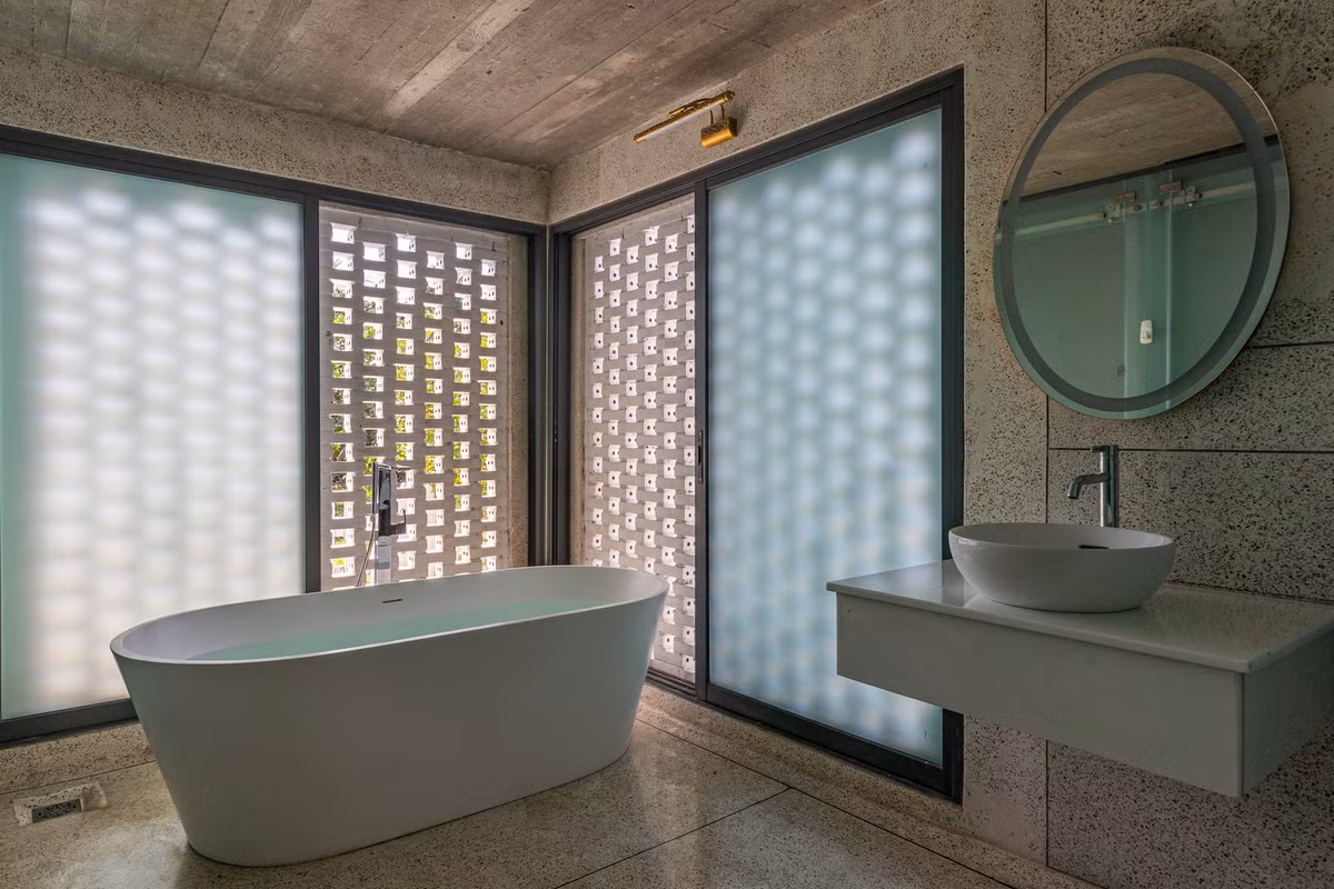 Từng chi tiết đều được chế tác cẩn thận để tạo ra sự kết hợp hài hòa giữa hiện đại và truyền thống. Nguồn ảnh: Paul Phan