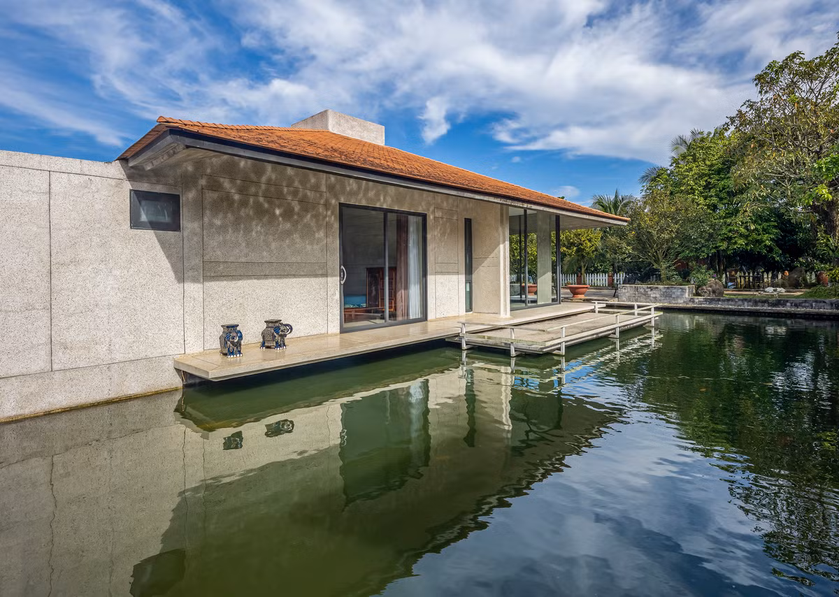 Âm thanh nhẹ nhàng của dòng nước chảy tạo nên bầu không khí êm dịu, khiến nơi đây trở thành nơi lý tưởng để thư giãn và yên bình.