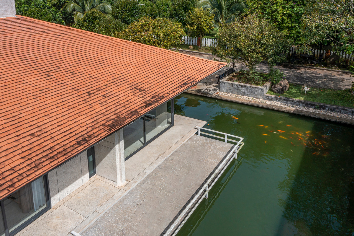 Kiến trúc sư thiết kế hệ thống mái thấp, tạo cảm giác bồng bềnh trên mặt nước, với tỷ lệ được cân nhắc kỹ lưỡng, tạo vùng bóng mát cho phần hiên xung quanh nhà.