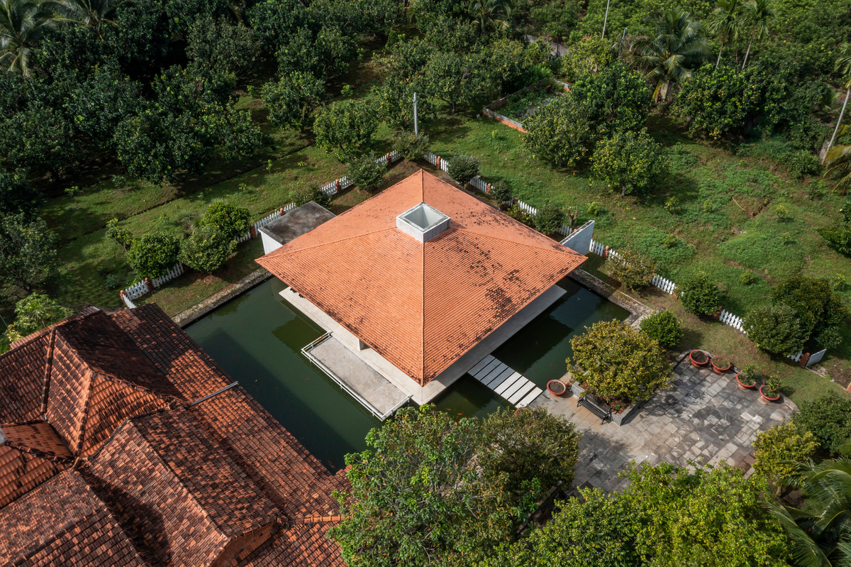 Căn biệt thự nằm ẩn mình tại vùng ngoại ô tại Đồng Nai, cách xa ồn ào, náo nhiệt của trung tâm thành phố. Đây là khung cảnh tuyệt vời cho một nơi nghỉ ngơi thư giãn, được bao quanh bởi những khu vườn tươi tốt và cạnh ao nước yên bình.