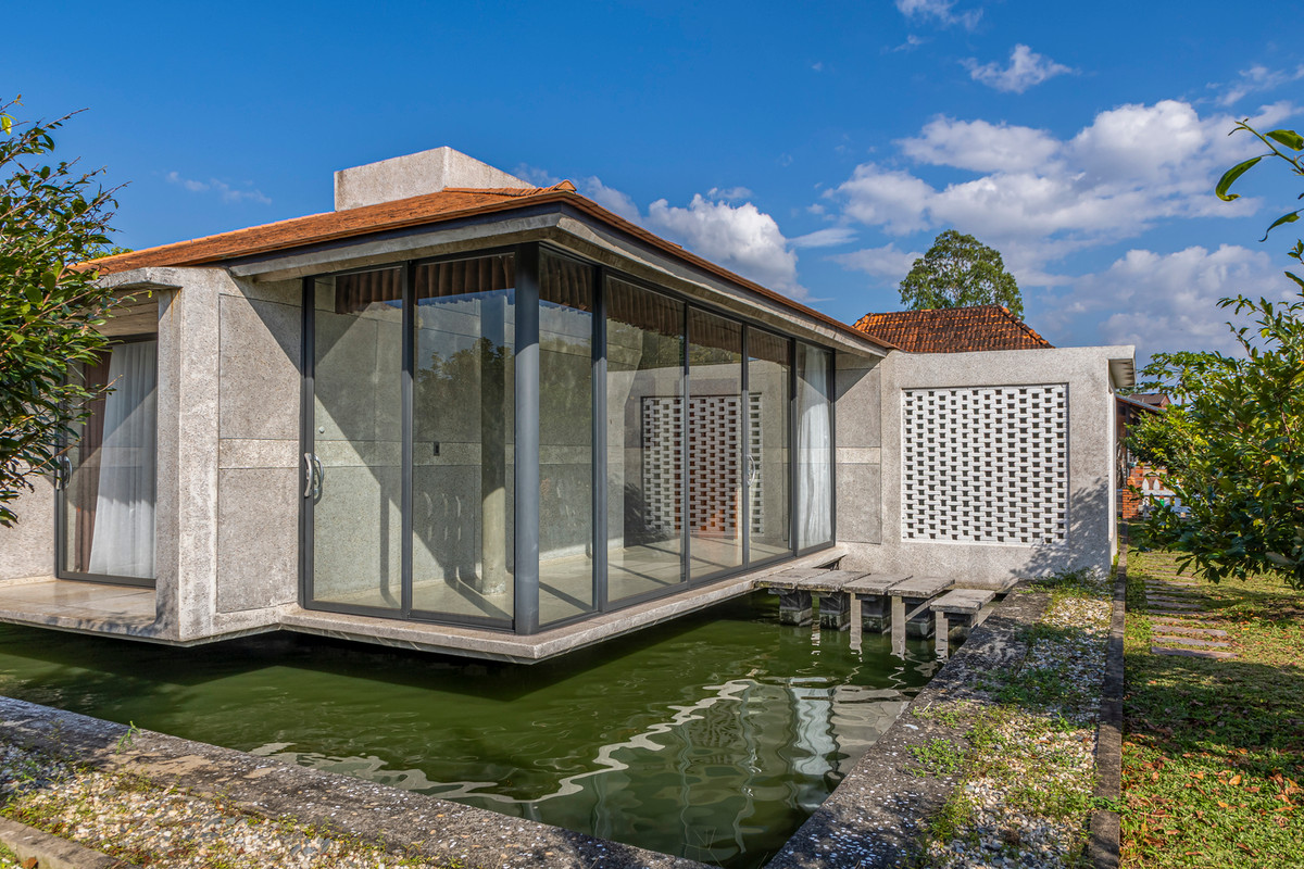 Khi ánh sáng mặt trời phản chiếu xuống mặt nước sẽ tạo ra một vũ điệu đầy mê hoặc của những bóng tối sống động, làm tăng thêm vẻ quyến rũ của căn nhà.