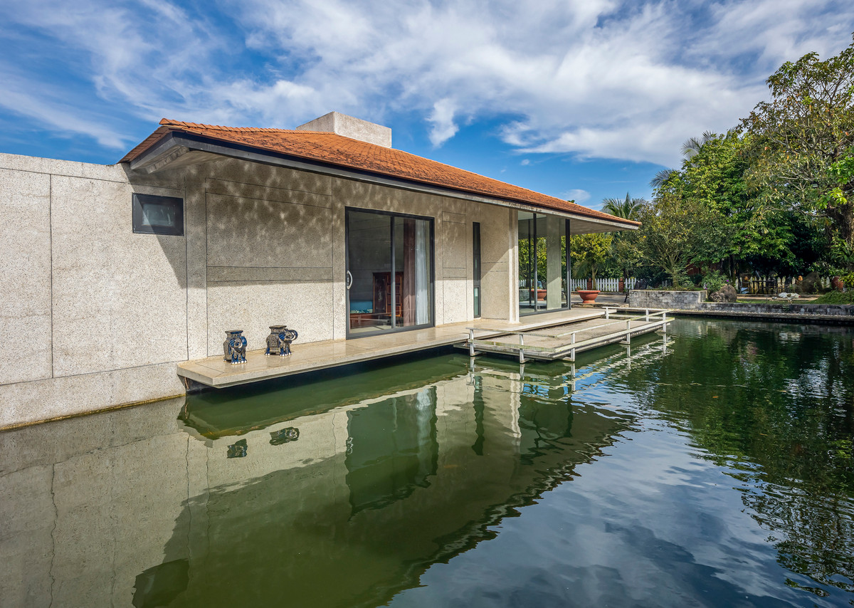 Âm thanh nhẹ nhàng của dòng nước chảy tạo nên bầu không khí êm dịu, khiến nơi đây trở thành nơi lý tưởng để thư giãn và yên bình.