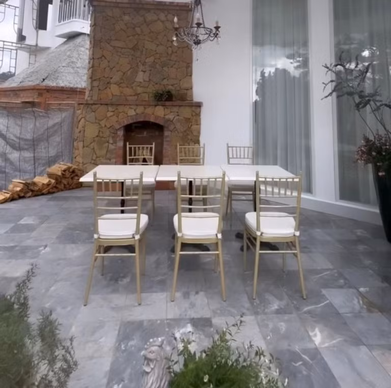 Nữ ca sĩ còn đặt bộ bàn ghế phía ngoài thuận tiện cho việc mở tiệc tiếp đón gia đình, bạn bè thân thiết.