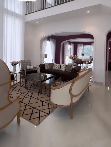 Căn nhà thiết kế nhiều cửa sổ giúp đón nắng, gió và tạo cảm giác thông thoáng.