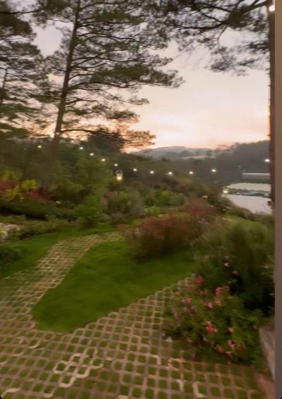 Biệt thự của Lệ Quyên sở hữu những góc view đầy lãng mạn và thơ mộng khiến mọi người phải xuýt xoa.