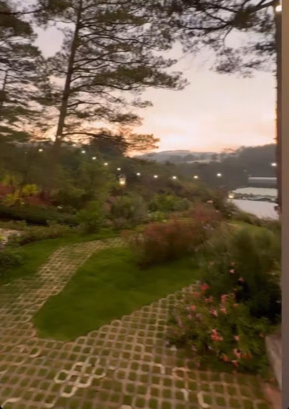 Biệt thự của Lệ Quyên sở hữu những góc view đầy lãng mạn và thơ mộng khiến mọi người phải xuýt xoa.