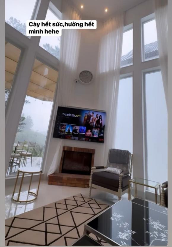 Bên trong biệt thự, Lệ Quyên chọn màu sắc trung tính, bày trí nội thất đơn giản nhưng sang trọng.