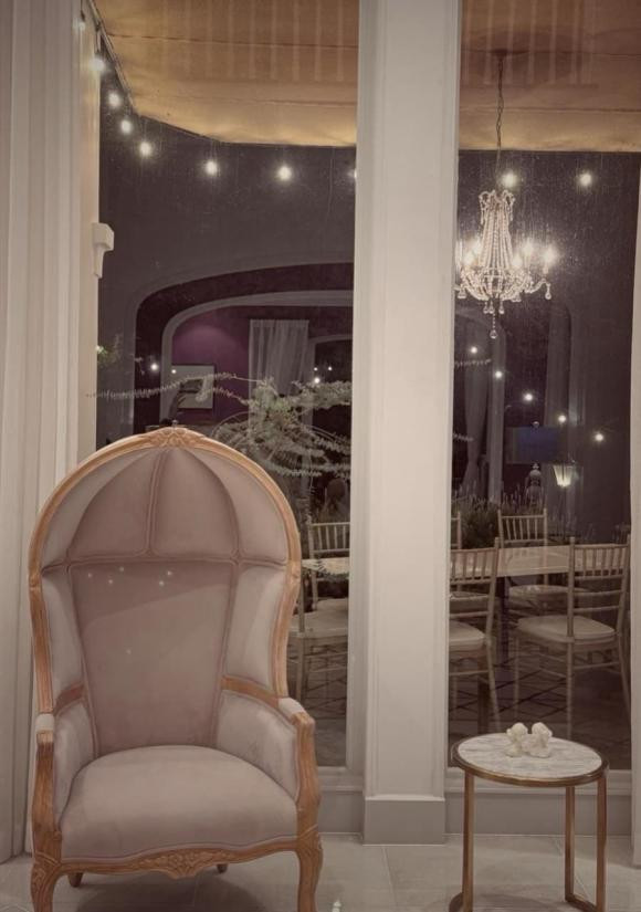 Ngoài căn biệt thự "dát vàng" ở TP HCM, ca sĩ Lệ Quyên còn tậu thêm nhà tại Đà Lạt và Hà Nội. Trong dịp đi diễn tại Đà Lạt, Lệ Quyên có dịp hé lộ cơ ngơi sang chảnh của mình tại đây.