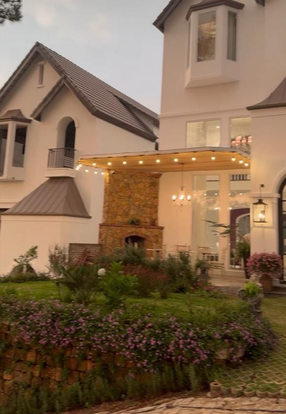 Căn biệt thự thiết kế theo kiến trúc châu Âu hiện đại, sử dụng gam màu trắng chủ đạo.