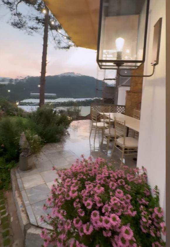 Nơi đây có sân vườn rộng rãi, trồng nhiều cây và hoa.