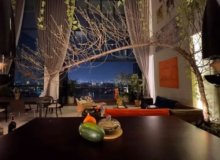 Căn penthouse của diva Hồng Nhung gồm 2 tầng, được mua vào cuối năm 2023. Nữ ca sĩ ưng ý với không gian rộng rãi và thoáng mát. Ảnh: FBNV