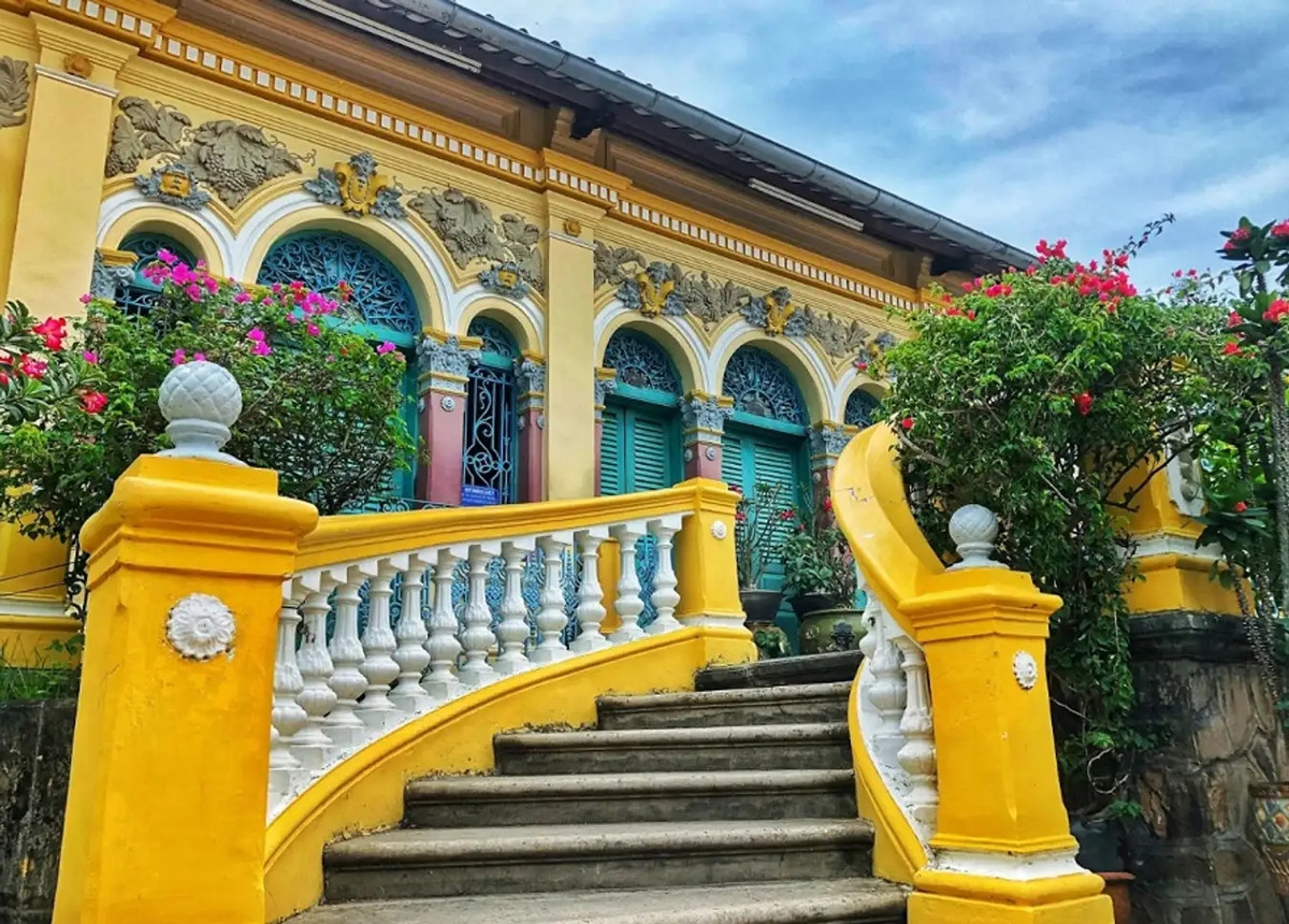 Nền nhà cao hơn 1m so với sân vườn. Khu nhà được bao bọc bởi cây cảnh được cắt tỉa chu đáo, hoa nở rộ bốn mùa. Ảnh: Traveloka