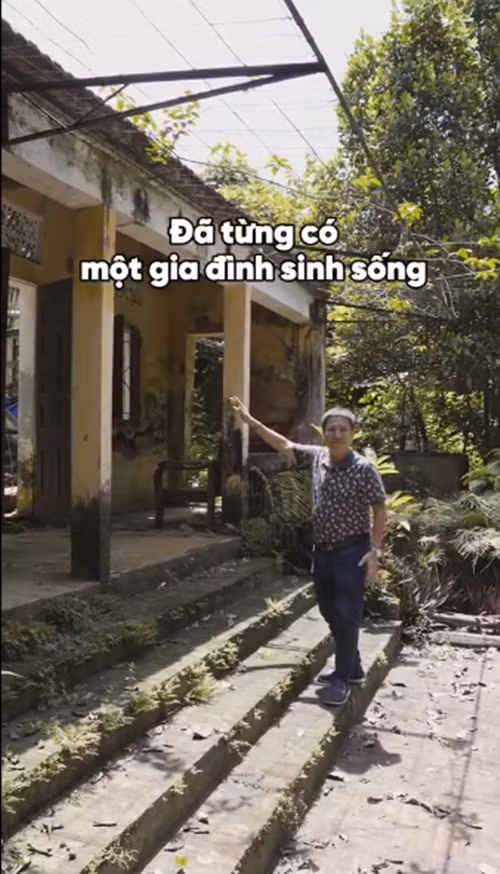 Mới đây, NSƯT Chí Trung đăng tải video về thăm nhà cũ ở Hòa Bình sau 15 năm. Ngôi nhà là nơi gia đình nam nghệ sĩ sinh sống trước đây, từng nổi tiếng với tên gọi "Chí Trung gia trang". Ảnh: chụp màn hình