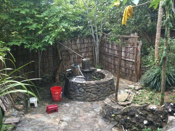 Trước đó, vào thời điểm còn sinh sống tại đây, NSƯT Chí Trung từng khiến dân tình xuýt xoa khi khoe khung cảnh bình yên tại "gia trang". Ảnh: Giáo dục VN