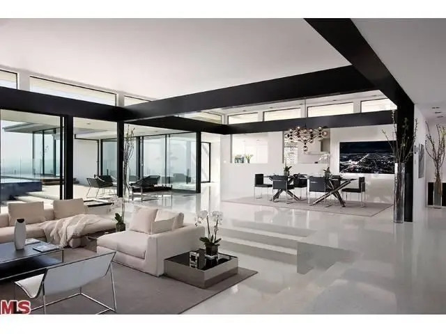  Ngôi nhà mang trọn gu thẩm mỹ và tính cách của Vera Wang - quý phái, sang trọng với hai tone màu chủ đạo là trắng và đen được phối với nhau tinh tế.