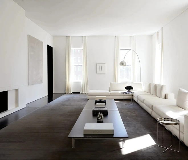 Từng chiếc đèn, bàn nhỏ hay bình hoa không hề rườm rà mà tinh gọn, tạo điểm nhấn cho không gian.