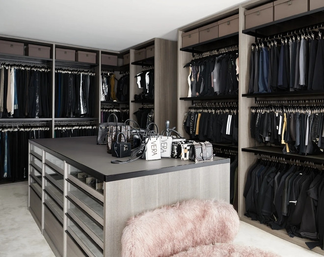 Phòng thay đồ ngập mùi tiền.