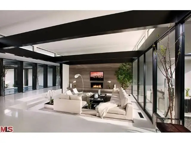 Căn biệt thự gây ấn tượng với thiết kế đơn giản, hiện đại và xa xỉ.