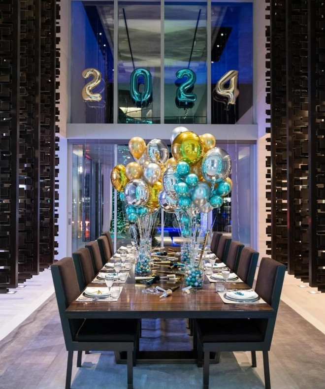 Phòng bếp và bàn ăn được chăm chút tỉ mỉ, sử dụng tông màu trắng và xám.