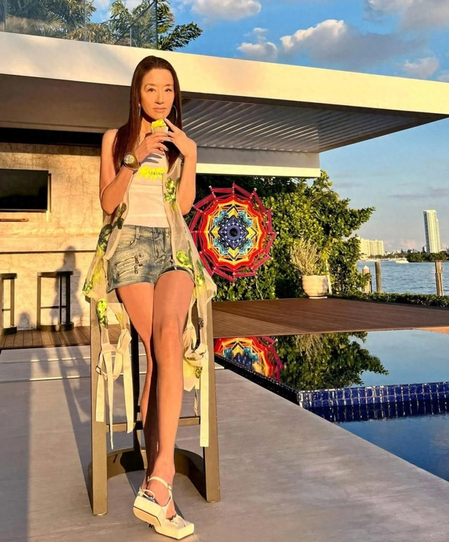 Vera Wang là nhà thiết kế thời trang người Mỹ gốc Hoa nổi tiếng với những bộ váy thanh lịch trên thảm đỏ. Ở tuổi 75, Vera Wang đang sống cuộc sống độc thân trong căn biệt thự trị giá 10 triệu đô được bà mua vào năm 2011 ở New York (Mỹ).