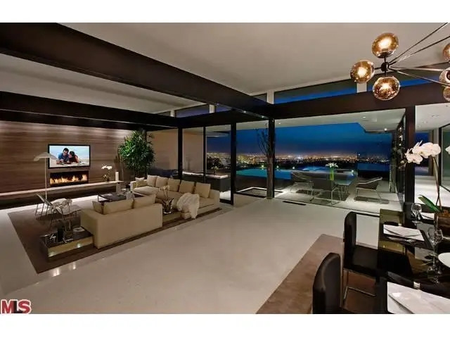 Bức tường kính cho không gian rộng mở và lấy ánh sáng tối đa.