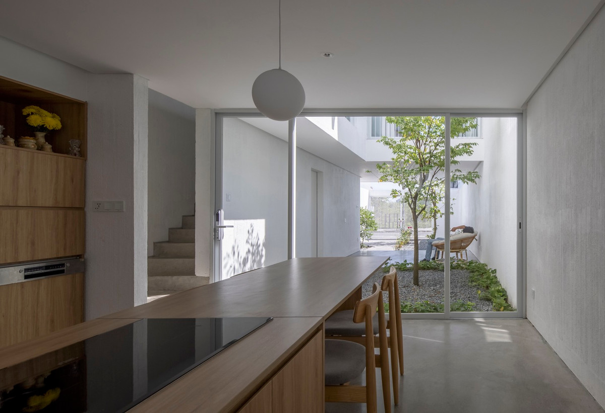 Phần hiên kết hợp với sân và sân vườn phía trước tạo không gian thoáng mát cho 2 bé vui chơi trong không gian rộng 63m2 sau giờ học.