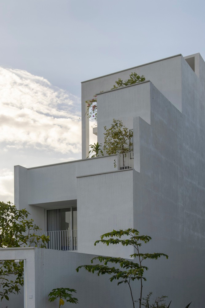 Vị trí xây nhà nằm trong khu dân cư mới, có diện tích 105m2, mặt chính hướng Đông Nam (hướng gió mùa hè mát mẻ chính của thành phố Đà Nẵng). Các mặt còn lại không có công trình xây dựng liền kề.