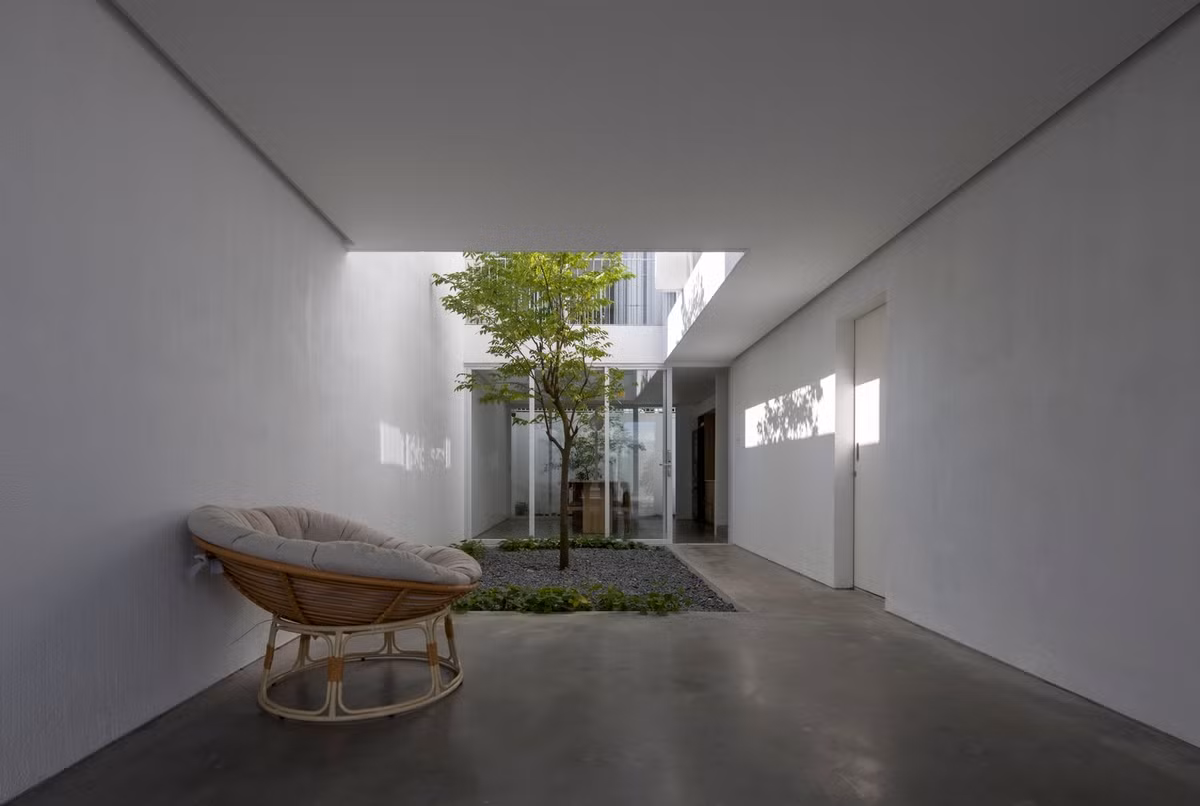 Khi xây dựng sẽ ưu tiên đầu tư phần cứng (không gian cơ bản), một số hạng mục khác (phần mềm) như bàn ghế, vườn rau... sẽ được hoàn thiện theo nhu cầu cũng như thời gian và điều kiện kinh tế.