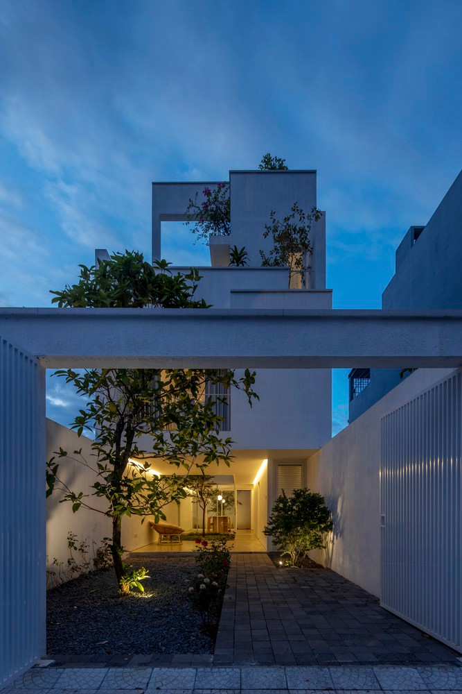 Theo đó, tòa nhà có cấu trúc hình chữ U (ngược) đơn giản, đối xứng theo trục y, với 3 không gian sân vườn đan xen, cho phép các không gian chức năng tiếp cận trực tiếp với môi trường tự nhiên.