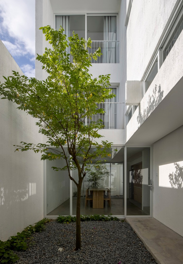 Đặc điểm chung của các gia đình trẻ là có nhiều ước mơ, dự định, sở thích, tổ chức gia đình... Mục tiêu xây dựng thực tế nhất cho ngôi nhà là trong diện tích 5x21m và kinh tế khiêm tốn (1,7 tỷ đồng).