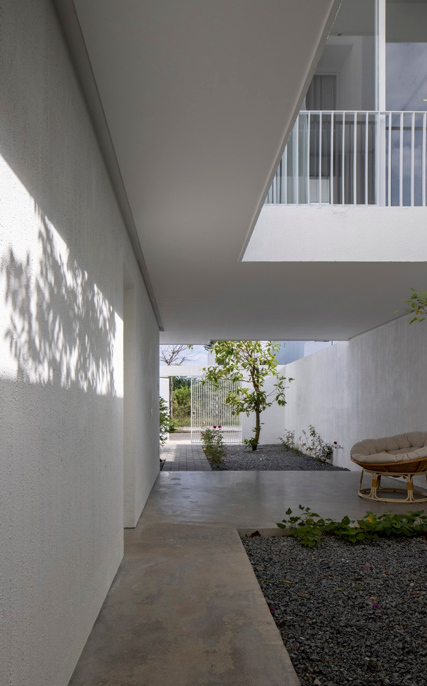 Tầng 1 là bếp và phòng ăn ở phía sau nên có thể nhìn thấy toàn bộ ngôi nhà. Phần hiên được sử dụng linh hoạt làm không gian đa năng: tiếp khách, thư giãn, làm việc, tổ chức tiệc, ban đêm để xe đạp, xe máy...