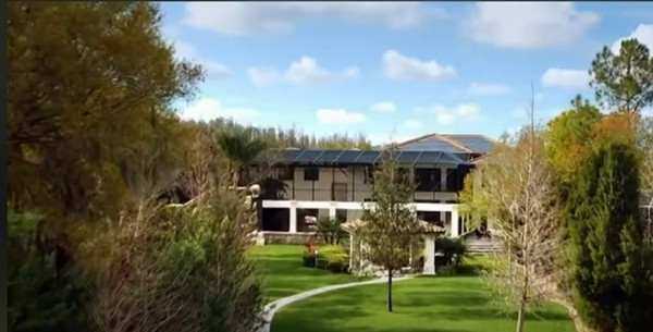 Thời điểm mua, giá trị của căn nhà là 525.000 USD (gần 13 tỷ đồng, theo tỷ giá hiện tại). Sau khi mua, John Cena cải tạo lại khiến giá trị của căn nhà tăng lên đến hàng triệu đô. Ảnh: Clutchpoints