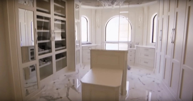 Phòng thay đồ rộng rãi với gam màu trắng chủ đạo. Ảnh: Clutchpoints