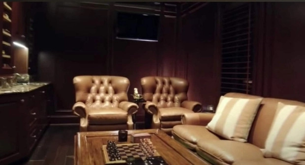 Phòng dành cho quý ông với sofa êm ái. Ảnh: Clutchpoints