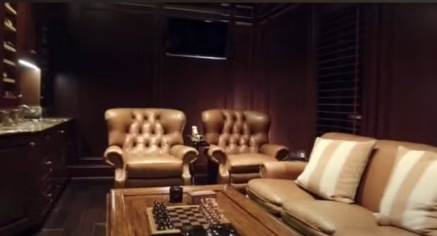 Phòng dành cho quý ông với sofa êm ái. Ảnh: Clutchpoints