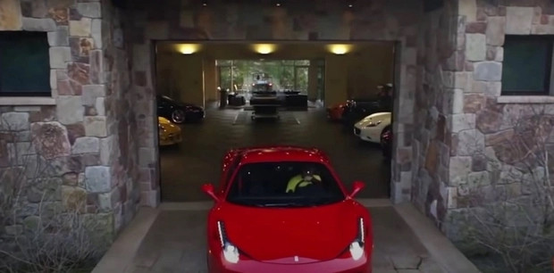 Trong khuôn viên dinh thự còn có gara lớn chứa bộ sưu tập xe hơi đến từ các thương hiệu xa xỉ như Ferrari, Lamborghini... Ảnh: Clutchpoints