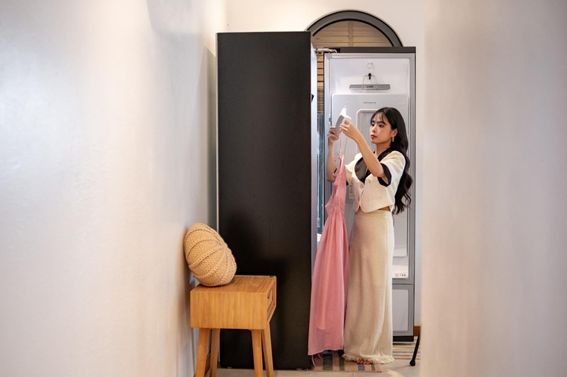 Tủ chăm sóc quần áo thông minh được Kiều Anh đặt trong phòng ngủ. Ảnh: House n Home