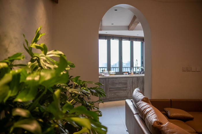 Căn hộ của ca nương Kiều Anh mang phong cách Wabi Sabi, đề cao sự tối giản và ưu tiên những không gian sinh hoạt chung. Ảnh chụp màn hình House n Home