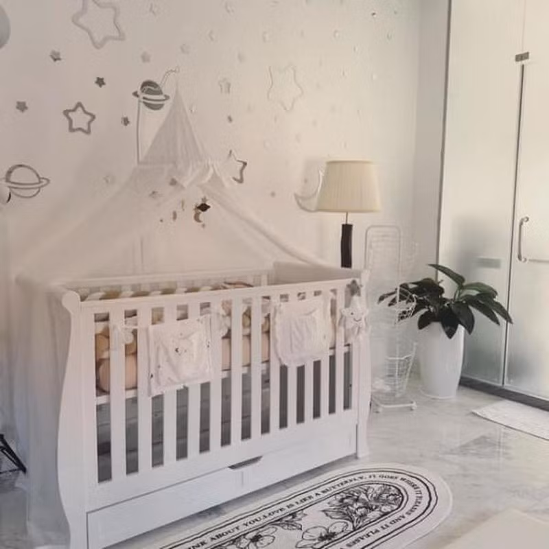 Giường cũi và mọi thiết bị đều hiện đại, mang lại cảm giác ấm áp.