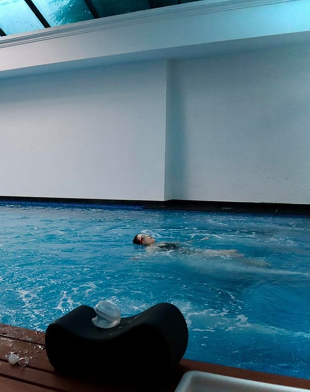 Trong biệt thự có bể bơi lớn, xanh mát.