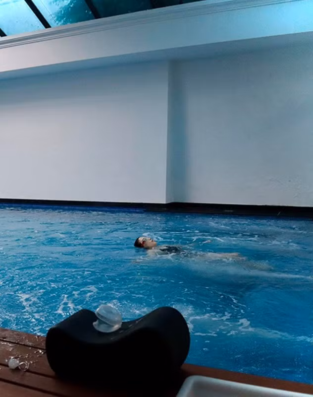 Trong biệt thự có bể bơi lớn, xanh mát.