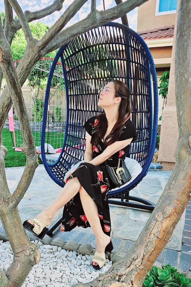 Thu Phương khoe dáng bên ngoài khu vườn. Nguồn ảnh: FBNV