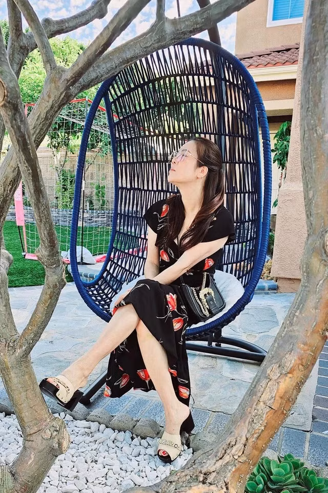 Thu Phương khoe dáng bên ngoài khu vườn. Nguồn ảnh: FBNV